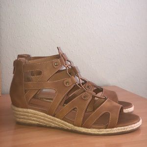 Gorgeous tan platforms!